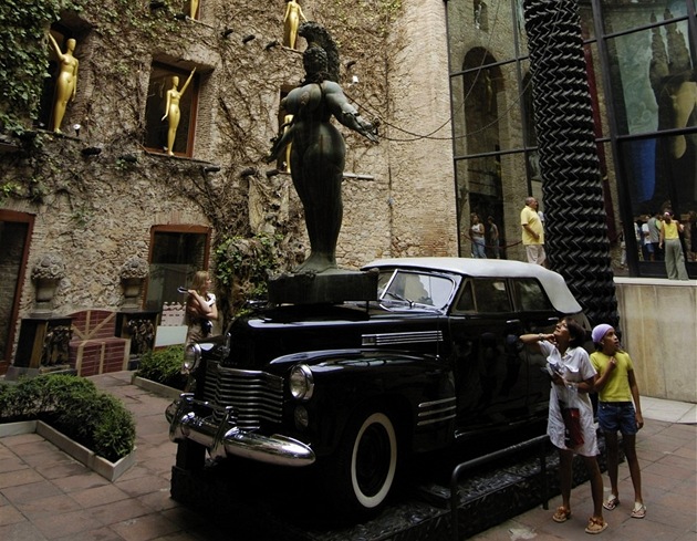 Figueres, Divadelní muzeum Salvadora Dalího, Deový cadillac