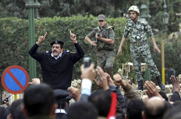 Egyptská armáda se spolu s policií pokou�í uklidnit demonstranty p�ed ministerstvem vnitra.