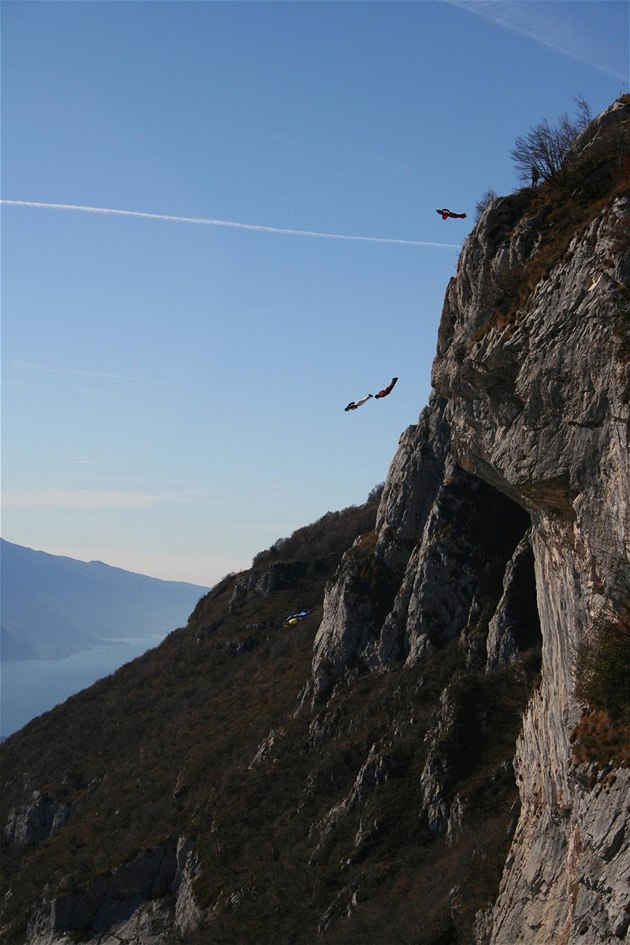 Pi létání ve wingsuit kombinéze se dopedná rychlost pohybuje od 140km/h do 170km/h pi pádové rychlosti 60km/h a 120km/h.