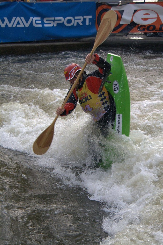 Freestyle kayaking je extrémn náronou tváí vodních sport. Takhle divoká voda zamávala s Francouzem Sebastienem Piquetem Valetem. (Foto: Jií Král)