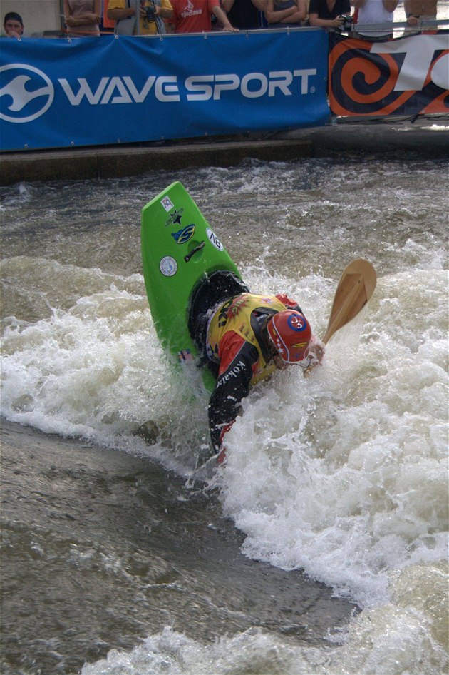 Freestyle kayaking je extrémn náronou tváí vodních sport. Takhle divoká voda zamávala s Francouzem Sebastienem Piquetem Valetem. (Foto: Jií Král)