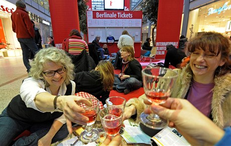 Berlinale 2011 - i v Berlíně čekají fanoušci na lístky přes noc přímo u pokladen