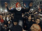 Egypané slaví Mubarakovu rezignaci v ulicích Káhiry (11. února 2011)