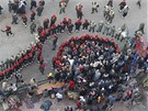 Vojenská policie v rudých baretech na námstí Tahrír obklíila poslední demonstranty (14. února 2011)