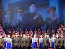 Milovanému vdci zaply k 69. narozeninám severokorejtí koláci, na plátn za nimi fotka nástupce Kim ong-una (16. února 2011)