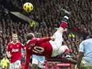 GÓLOVÁ PARÁDA. Wayne Rooney stílí v akrobatické pozici rozhodující branku manchesterského derby.