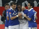 OSLAVA. Jefferson Farfán ze Schalke (uprosted) pijímá gratulace ke gólu od spoluhrá Jurada (vpravo) a Schmitze.