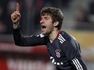 JE TAM! Thomas Müller z Bayernu Mnichov se raduje ze vsteleného gólu v zápase s Mohuí.