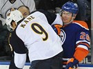 SOUBOJ U MANTINELU. Evander Kane z Atlanty bojuje o puk s Kurtisem Fosterem z Edmontonu v zápase NHL.