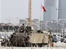 Armáda Bahrajnu hlídá Perlové námstí (18. února 2011)