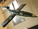 Nmecká odvetná zbra V-1 (Fieseler Fi-103) byl malý bezpilotní letoun s pulzaním motorem