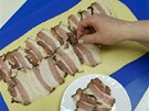 Z listového tsta vyválejte obdélníkový plát a poklate ho plátky anglické slaniny