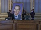 V budov ministerstva v Káhie snímají portrét Mubaraka