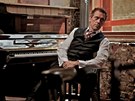 Herec Hugh Laurie rozvíjí paralelní kariéru jako pianista a zpvák.