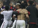 Záloník AC Milán Gennaro Gattuso (zády bez dresu) rozpoutal po zápase s Tottenhamem strkanici.
