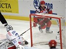 GÓL. Ruský hokejista Maxim Rybin (za bránou) sleduje, jak puk padá za záda eského gólmana Jakuba tpánka.
