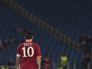 ZKLAMÁNÍ. Francesco Totti z AS ím opoutí hit poté, co jeho tým prohrál se achtarem Donck.