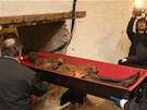 Zamstnanci pohebního ústavu nejdíve vytáhli rakve s mumiemi z katakomb skrze prduchy.