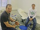 eskobudjovití hokejisté Frantiek Ptáek (vlevo) a Luká Kvto pózují fotografm v transfuzní stanici.