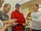 eskobudjovití hokejisté Frantiek Ptáek (vlevo), Jakub Langhammer a Luká Kvto pózují fotografm v transfuzní stanici.