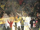 Perovtí fanouci oslavují trefu proti Prostjovu.