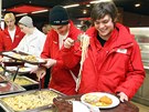 Olympijská jídelna pipravuje 6000 porcí denn. Na snímku odbavuje eleny výcarské výpravy.