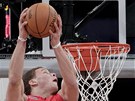 Blake Griffin z LA Clippers zakonuje v exhibiním duelu mladík pi Utkání hvzd NBA.