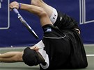 Obtavý zákrok Andyho Roddicka na turnaji v Memphisu skonil kotrmelcem.
