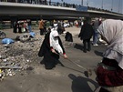 Egypané uklízejí v ulicích po nkolikatýdenních protestech.