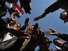 Egypané slaví odchod prezidenta Mubaraka.