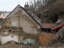 Domy na tebsk ulici Pod Hrdkem stoj jen kousek od idovskho hbitova.