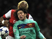 HLAVIKOV SOUBOJ. Alex Song z Arsenalu (vzadu) v hlavikovm souboji s Maxwellem z Barcelony.