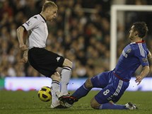Damien Duff z Fulhamu (vlevo) v souboji s Frankem Lampardem z Chelsea.
