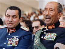 Husn Mubarak (vlevo) s pedchozm egyptskm prezidentem Anwarem Sadatem 6. jna 1981 sleduje vojenskou pehldku. O chvli pozdji Sadata zavradili islmt fundamentalist a Mubarak se vyhoupl do kesla prezidenta 