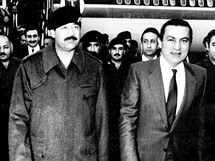 Husnho Mubaraka (vpravo) vt v roce 1985 v Irku prezident  Saddm Husajn (uprosted)