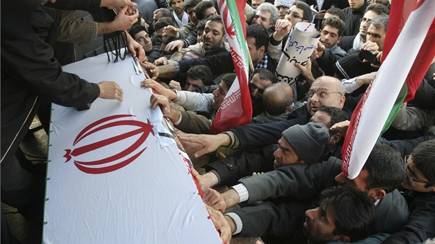 Poheb zabitého studenta Saního Zhalího v Teheránu (16. února 2011)