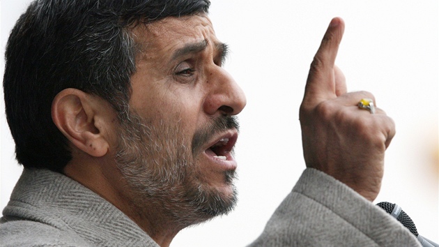 Íránský prezident Mahmúd Ahmadínežád řeční na oslavách islámské revoluce (11. února 2011)