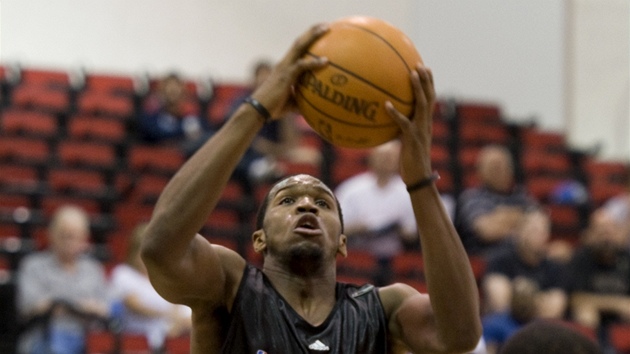Dionte Christmas (s mí�em) nová posila basketbalového Nymburka.