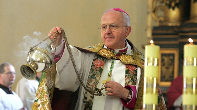 Litomický biskup uvedl v katedrále svatého tpána do funkcí deset nových kanovník.