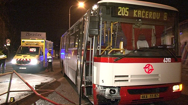 Noční nehoda autobusu v pražských Modřanech.