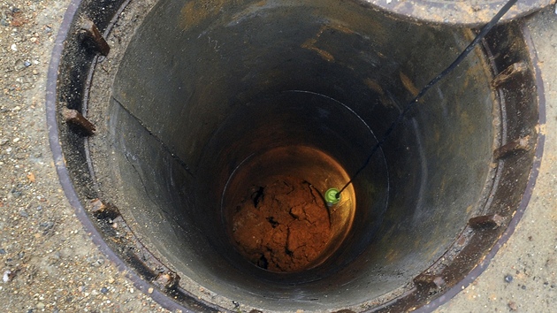 Pod kanálovou vpustí, kterou bylo v Rudici na Blanensku opraveno propadlé místo ve vozovce, se m��e skrývat jedna z nejhlub�ích suchých propastí u nás.