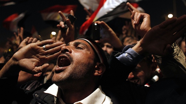 Na námstí Tahrír se shromaují statisíce lidí (10. února 2011)
