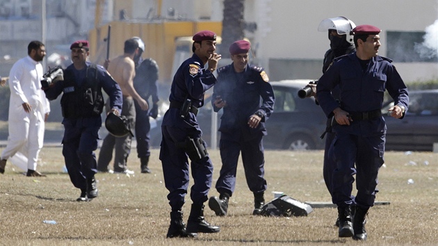 Bahrajnská poádková policie vyhnala protestující z Perlového námstí (19. února 2011)