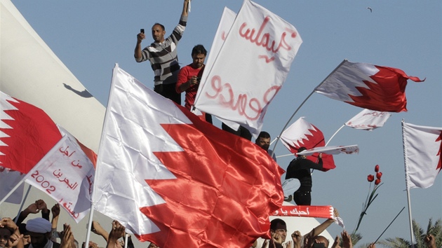 Bahrajntí demonstranti se vracejí na Perlového námstí (19. února 2011)