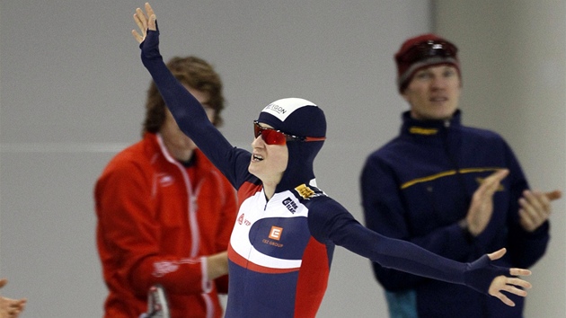 Martina Sáblíková se raduje z p�ekonání svého vlastního sv�tového rekordu na trati 5000 metr� na olympijském oválu v Salt Lake City