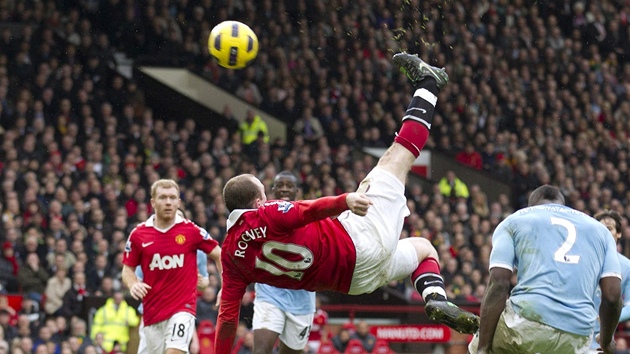 GÓLOVÁ PARÁDA. Wayne Rooney stílí v akrobatické pozici rozhodující branku manchesterského derby.