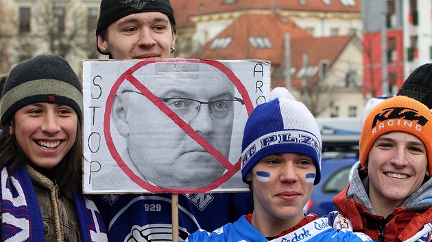 PROTEST. Fanou�ci Plzn� se bou�í proti �editeli extraligy Stanislavu �ulcovi.