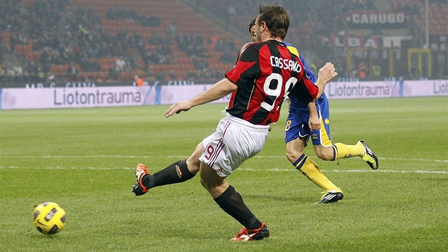 SKONÍ V BRANCE? Antonio Cassano z AC Milán stílí gól v zápase s Parmou.