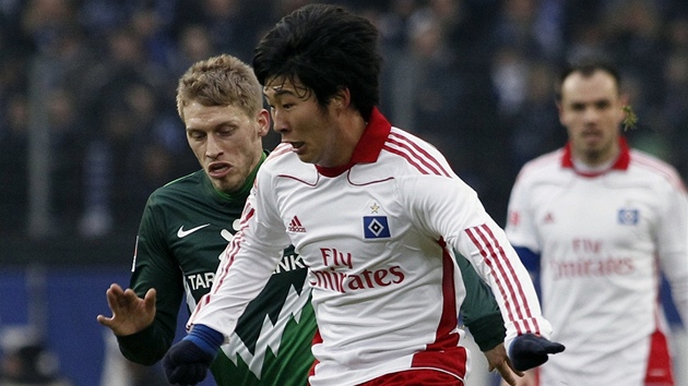 SOUBOJ O MÍ. Hjong-Min Son z Hamburku se snaí uniknout Aaronu Huntovi z Werderu Brémy.