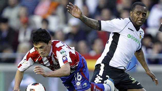 SPADNU? Andre Castro ze Sportingu Gijón ztrácí rovnováhu po kontaktu s Miguelem Britem z Valencie.